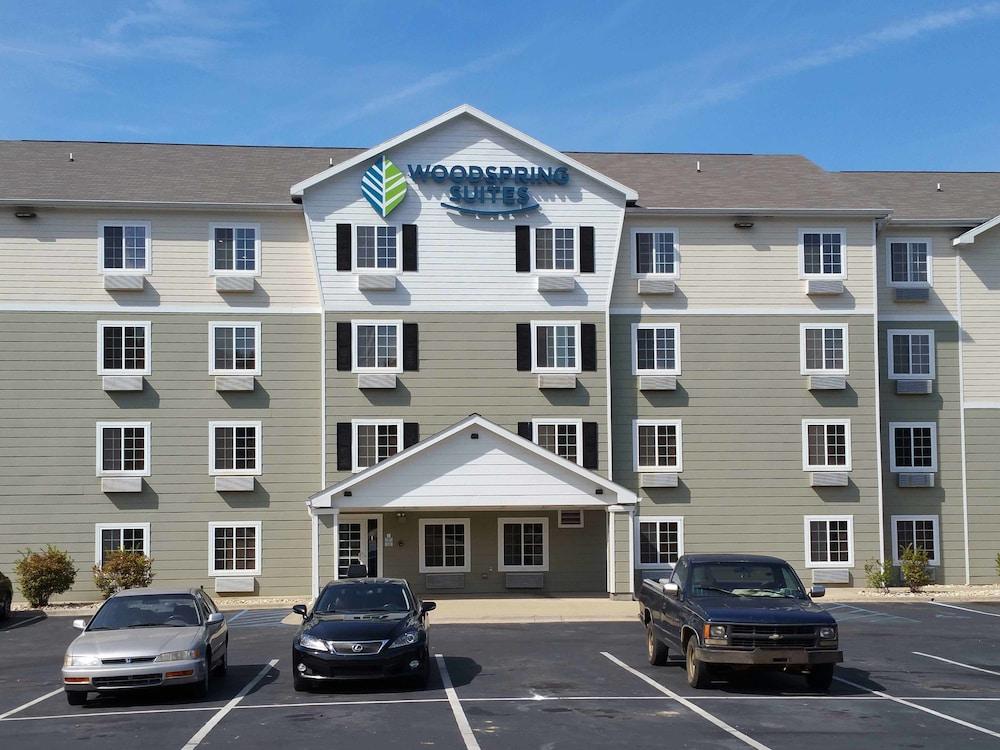 Suburban Studios Watford City photo 3