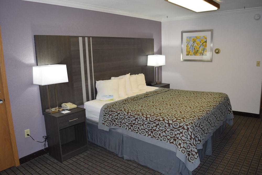 Days Inn by Wyndham Rock Falls photo 22
