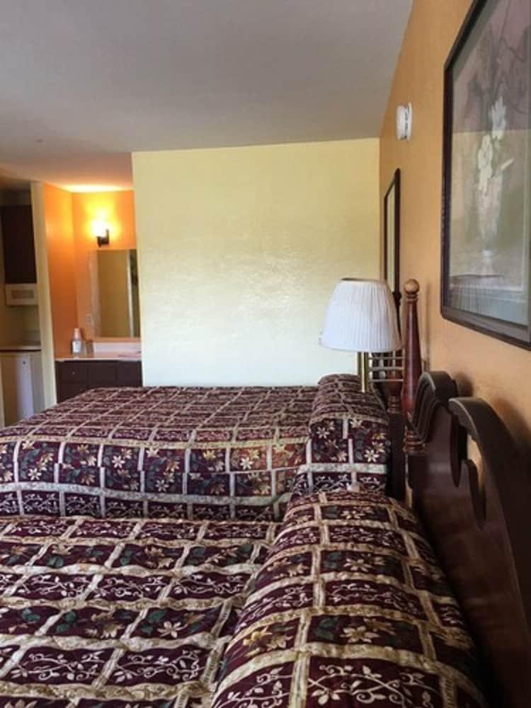 Regency Inn & Suites photo 8