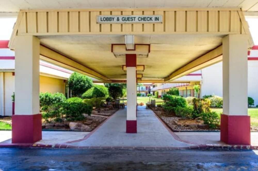 Executive Inn Hotel & Conference Centre photo 2