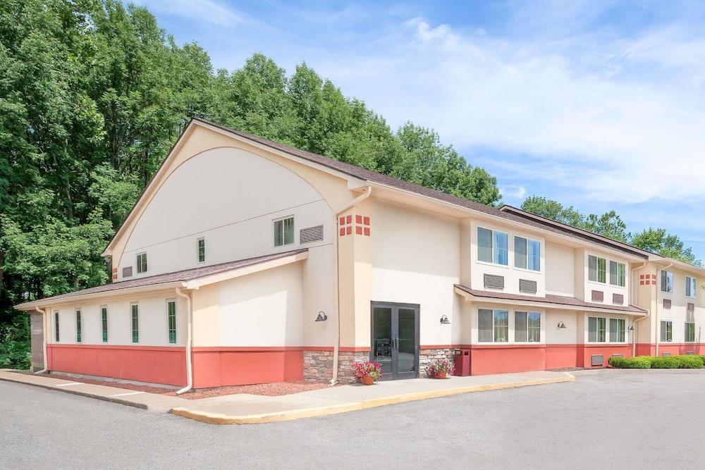 Super 8 by Wyndham Oneonta/Cooperstown photo 16