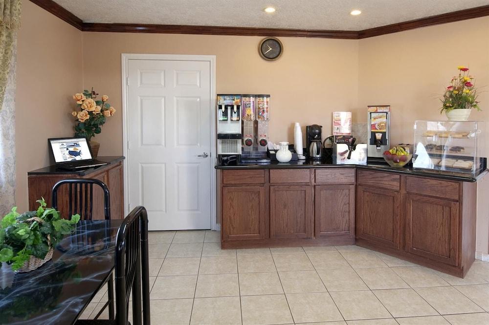 Americas Best Value Inn & Suites Hempstead Prairie View photo 12