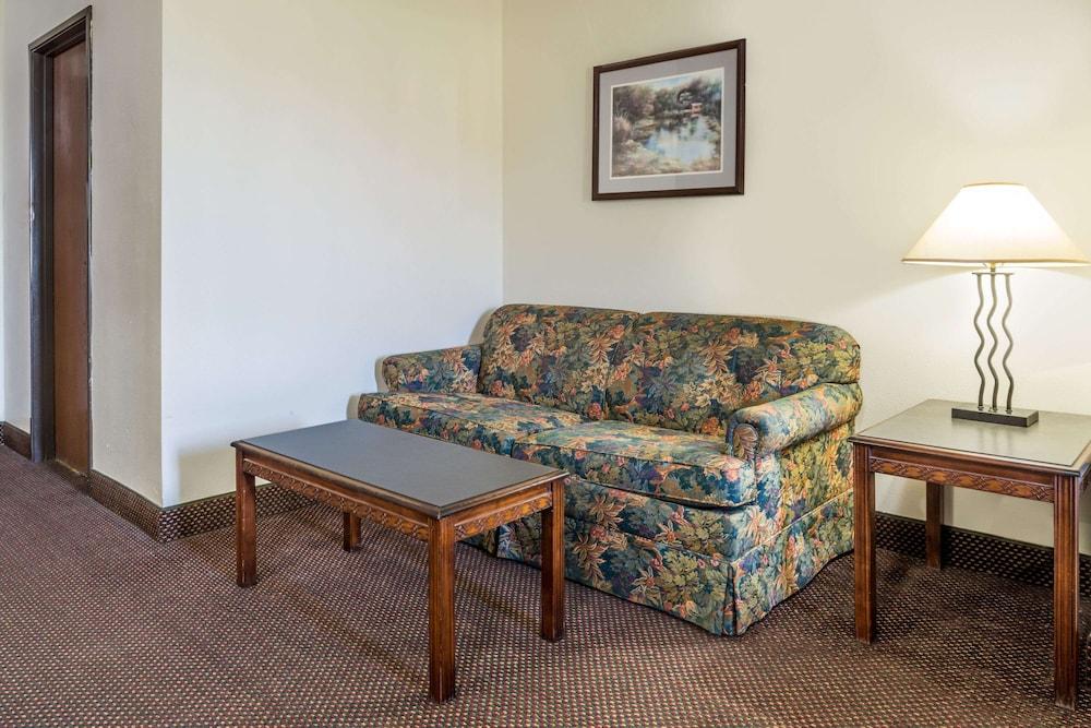 Days Inn by Wyndham Pontoon Beach photo 7