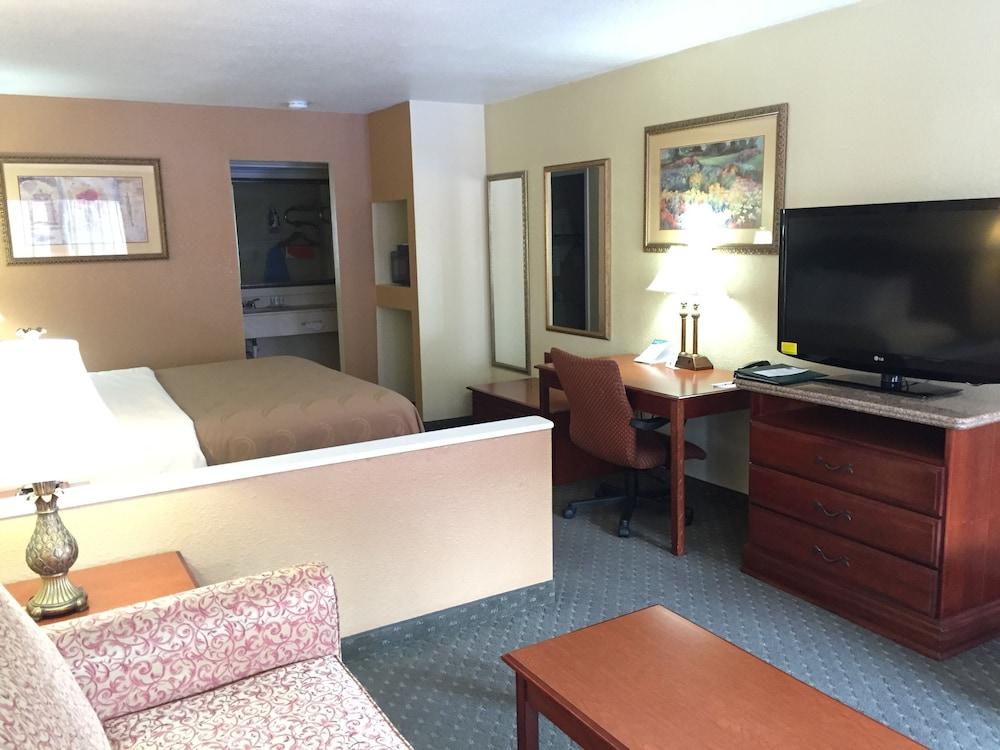 Econo Lodge Inn & Suites Eagle Pass photo 25