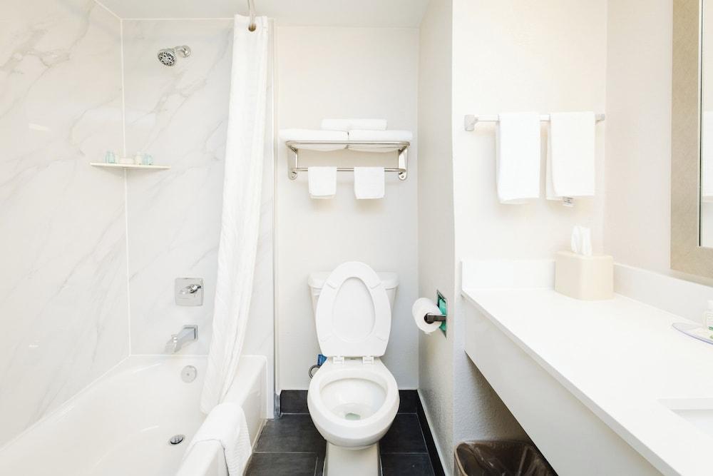 Quality Suites Houston Hobby Airport photo 21