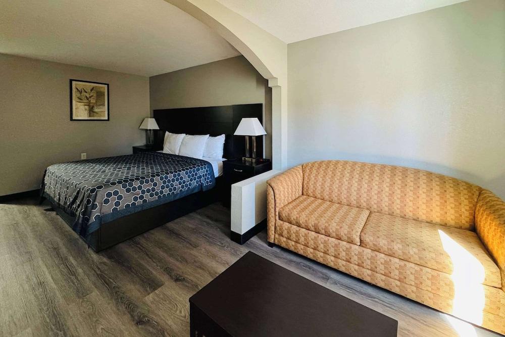 Econo Lodge Inn & Suites Centerville photo 13