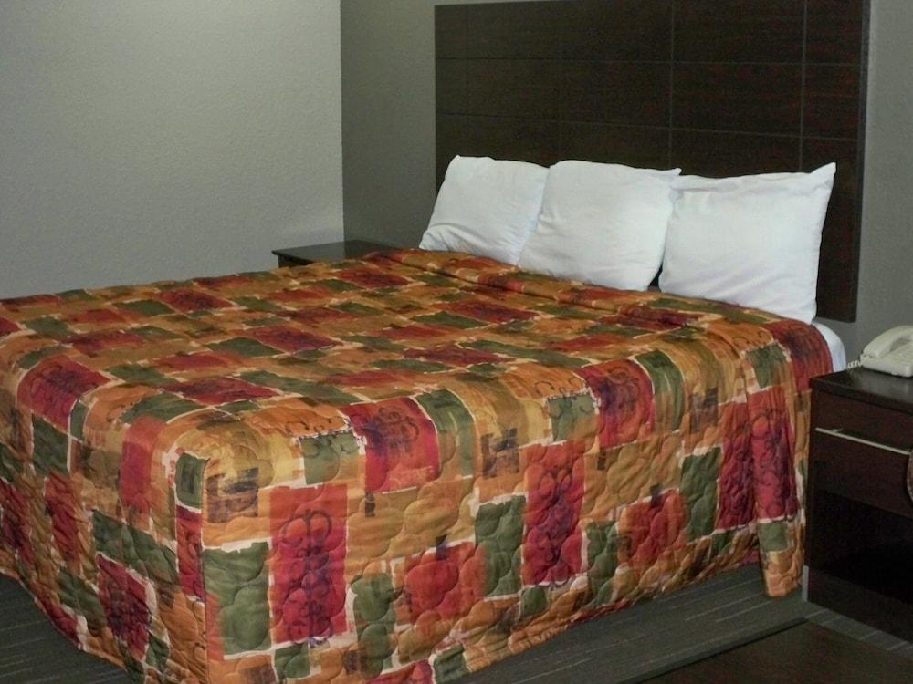 Scottish Inn & Suites photo 43