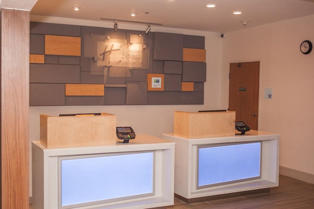 Holiday Inn Express Hotel & Suites by IHG photo 25