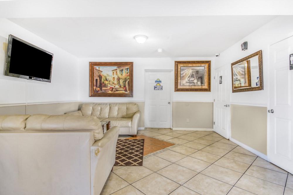 Econo Lodge Daytona Beach - Speedway photo 7