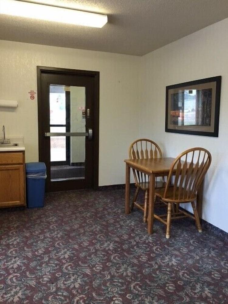 Clarion Hometown Inn photo 6