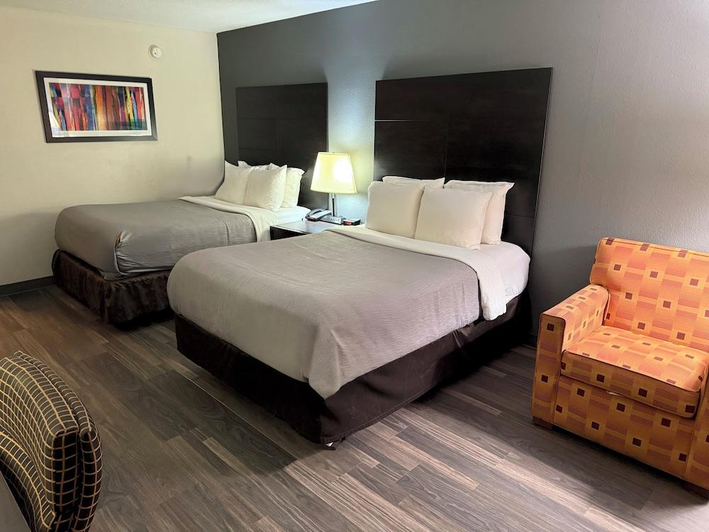 Quality Inn and Suites Livonia photo 8