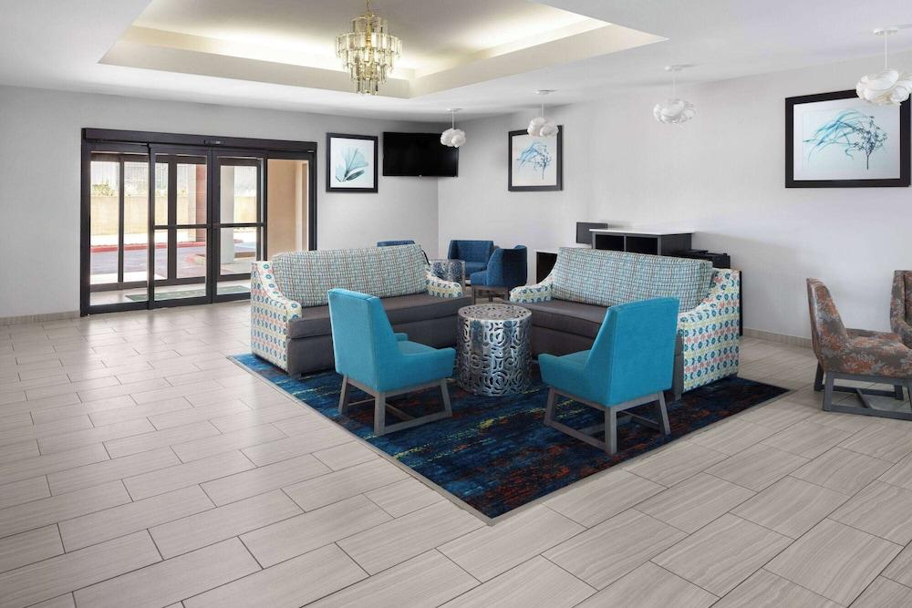 La Quinta Inn & Suites by Wyndham Woodward photo 12