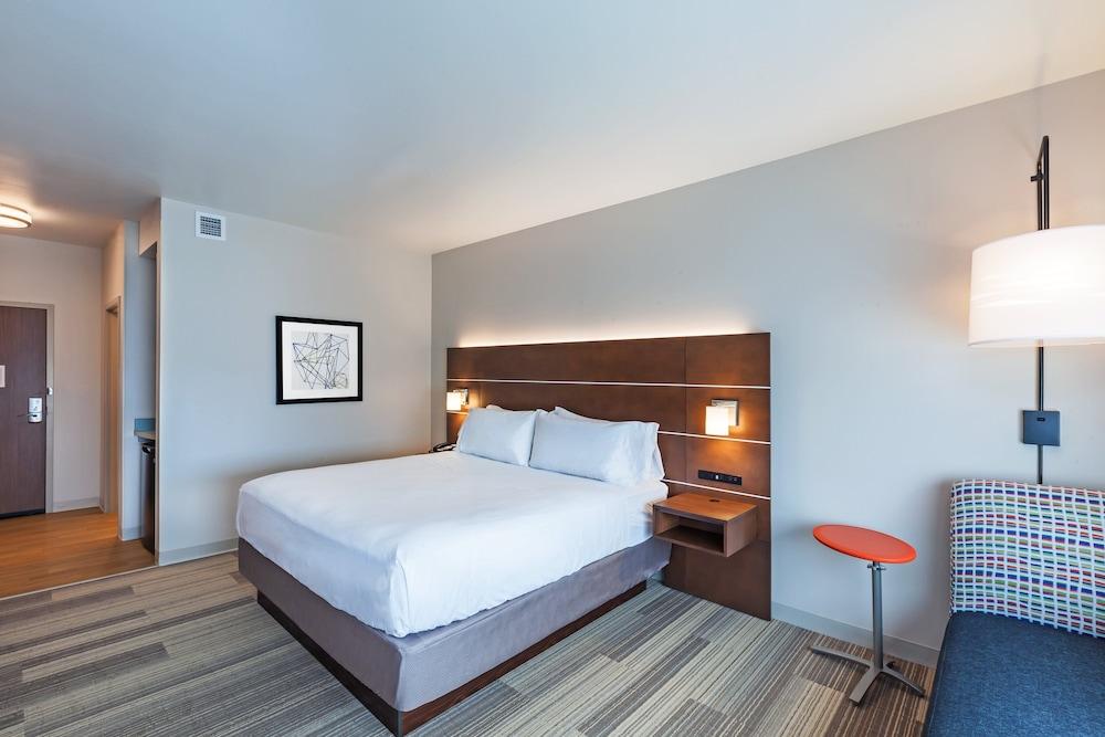 Holiday Inn Express & Suites Chanute by IHG photo 2