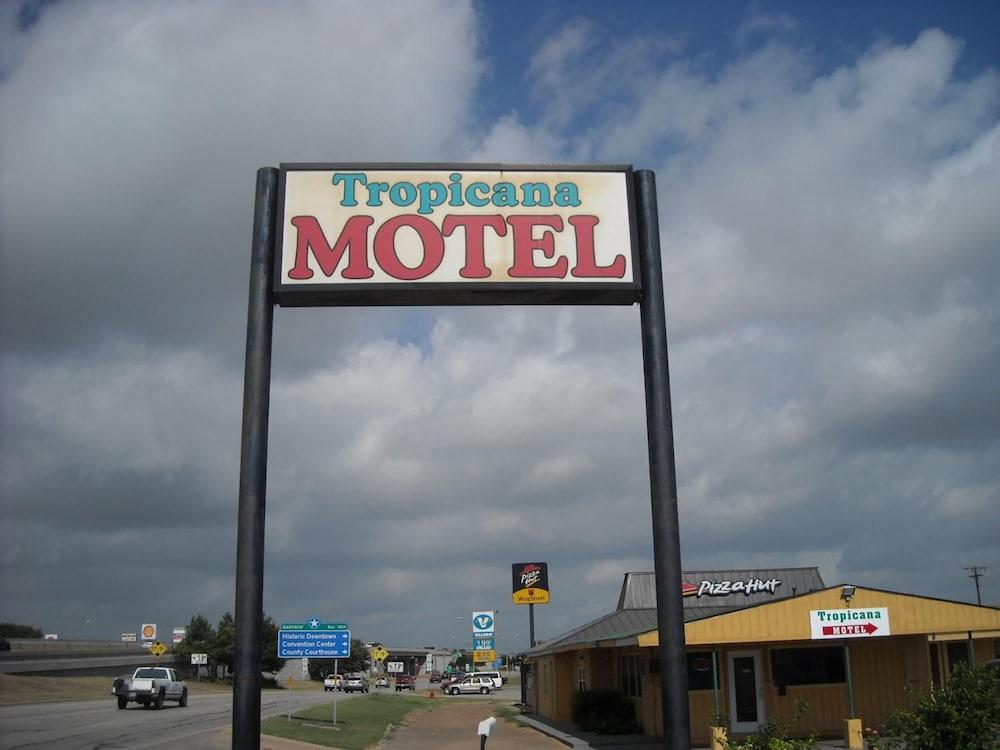 Tropicana Motel photo 16