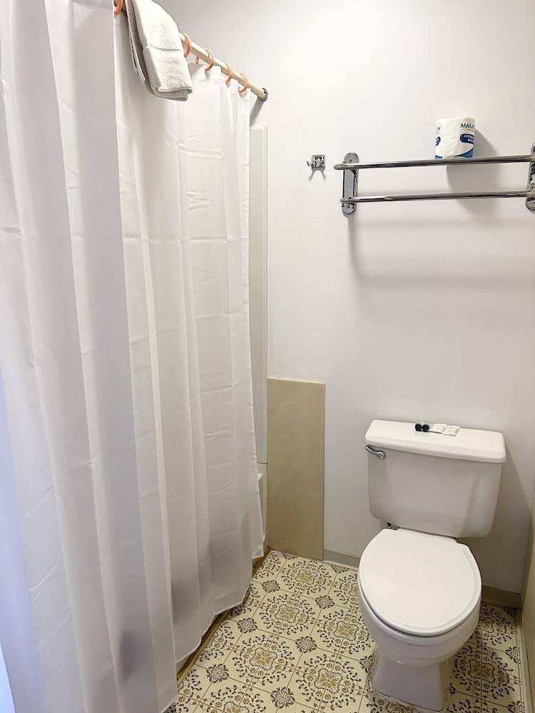 The Davenport Motel photo 16