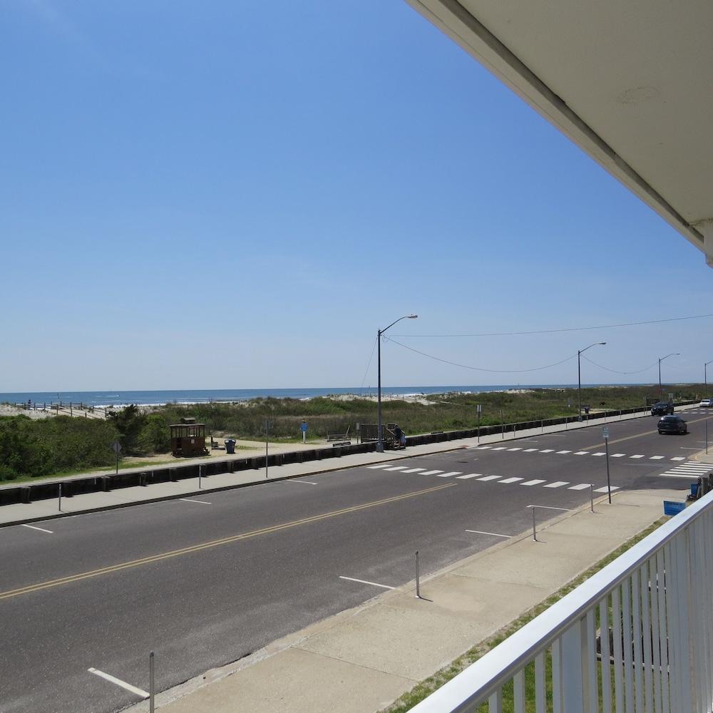 Alante Oceanfront Motel photo 13