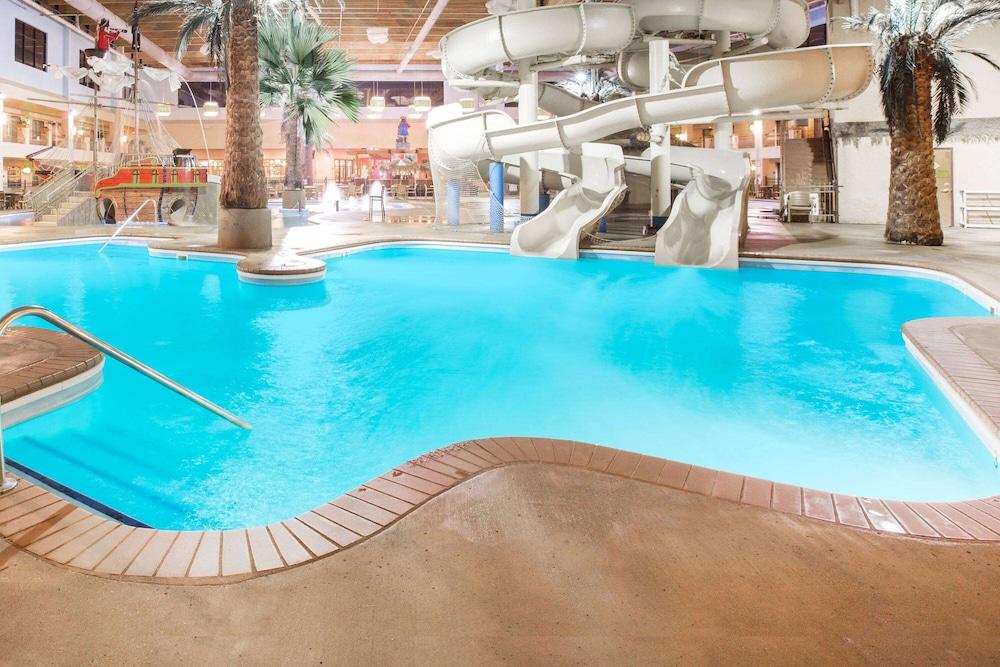 Ramada Tropics Resort & Conf Center by Wyndham Des Moines photo 26