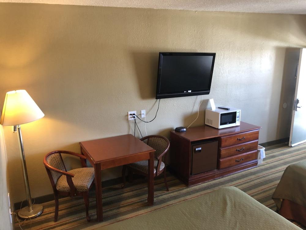 Super 8 by Wyndham Ridgecrest photo 23
