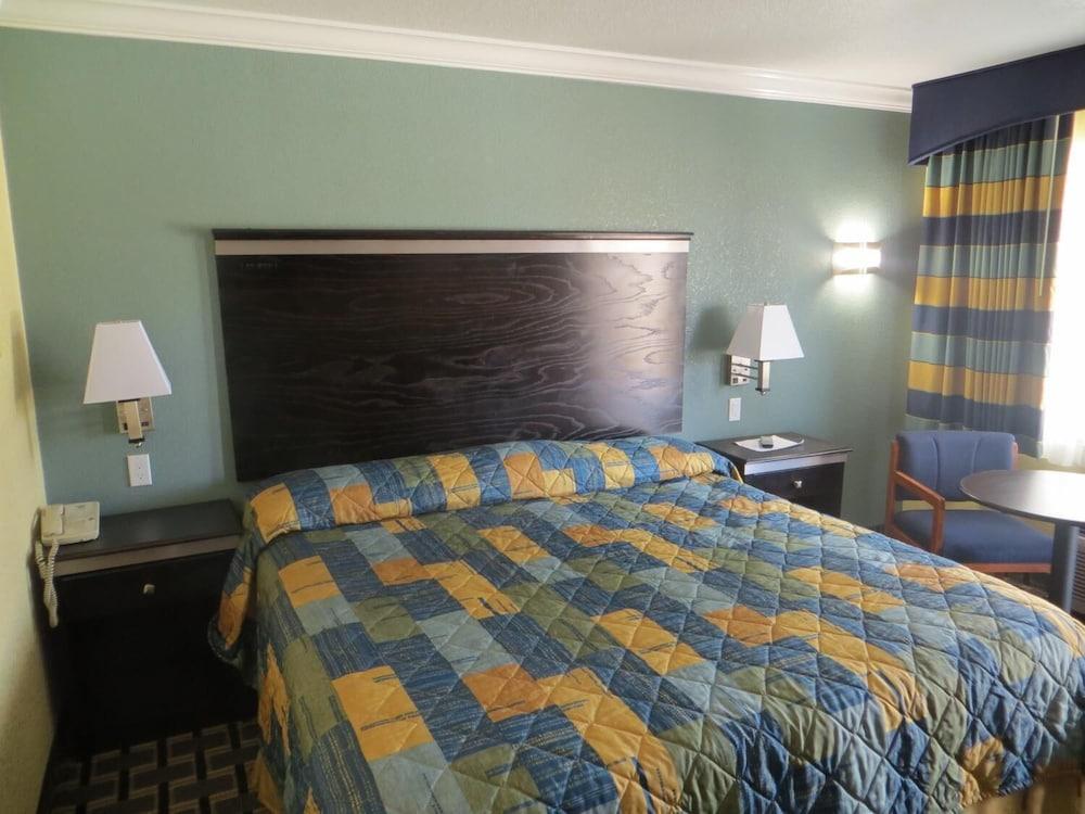 Hallmarc Inn photo 4