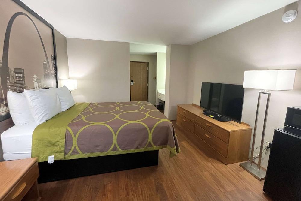 Super 8 by Wyndham Eureka/Six Flags Nearby photo 8