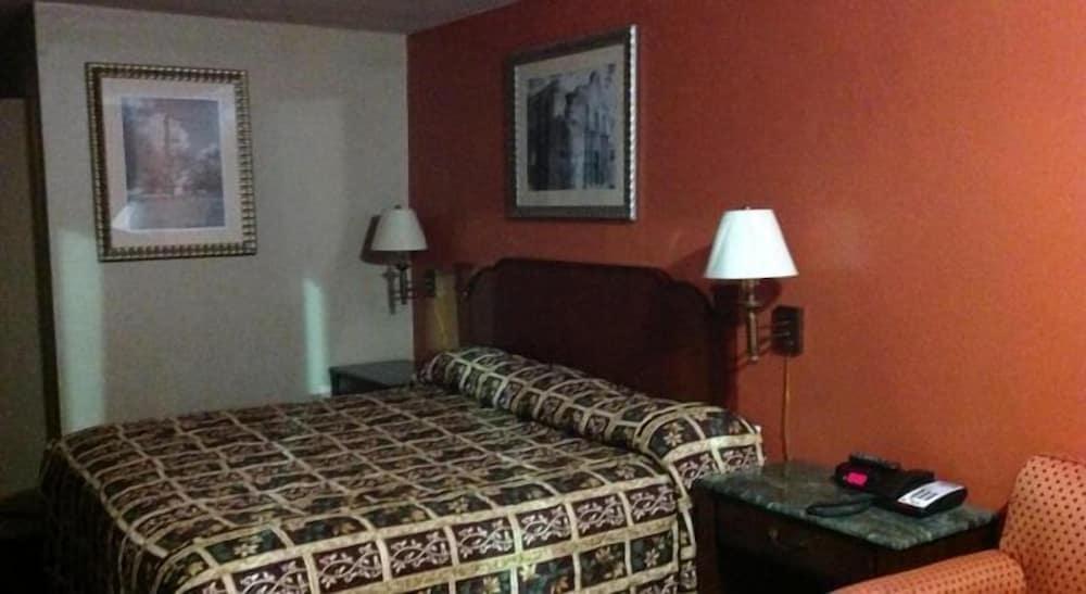 Deluxe Inn Airport photo 8