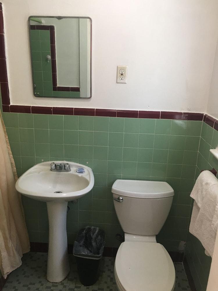 Shelton Motel photo 7
