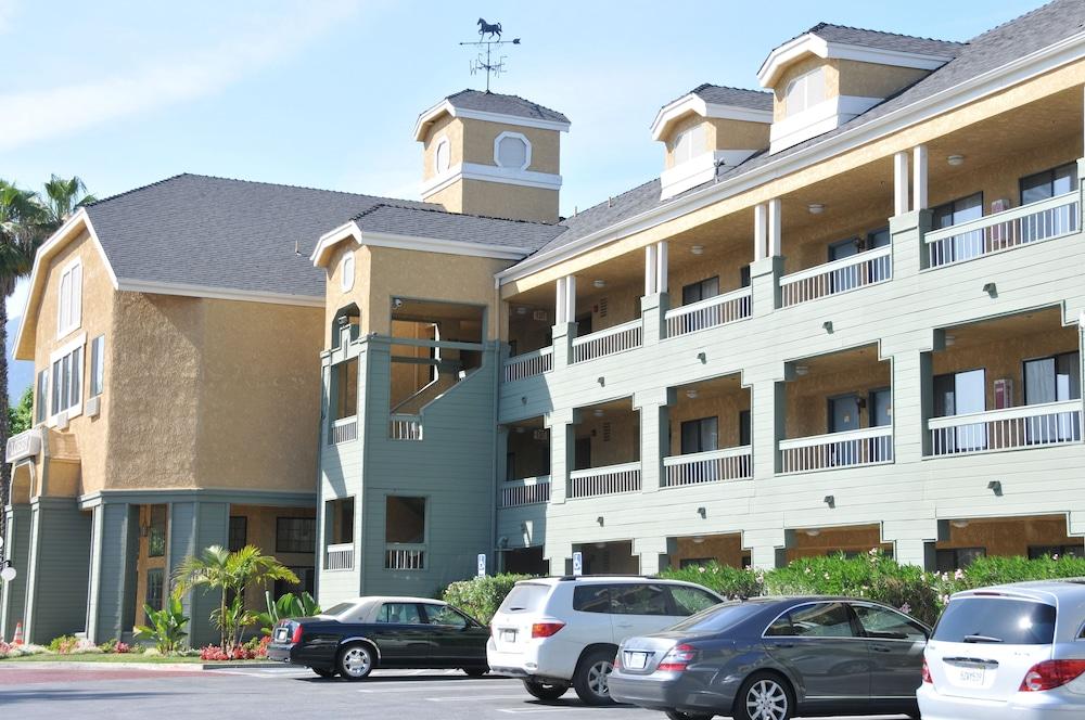 Oak Tree Inn — hotel in Monrovia