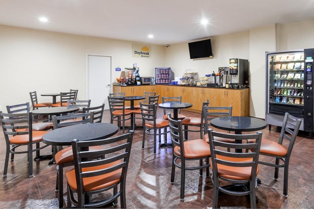 Days Inn by Wyndham Brooklyn Crown Heights photo 9