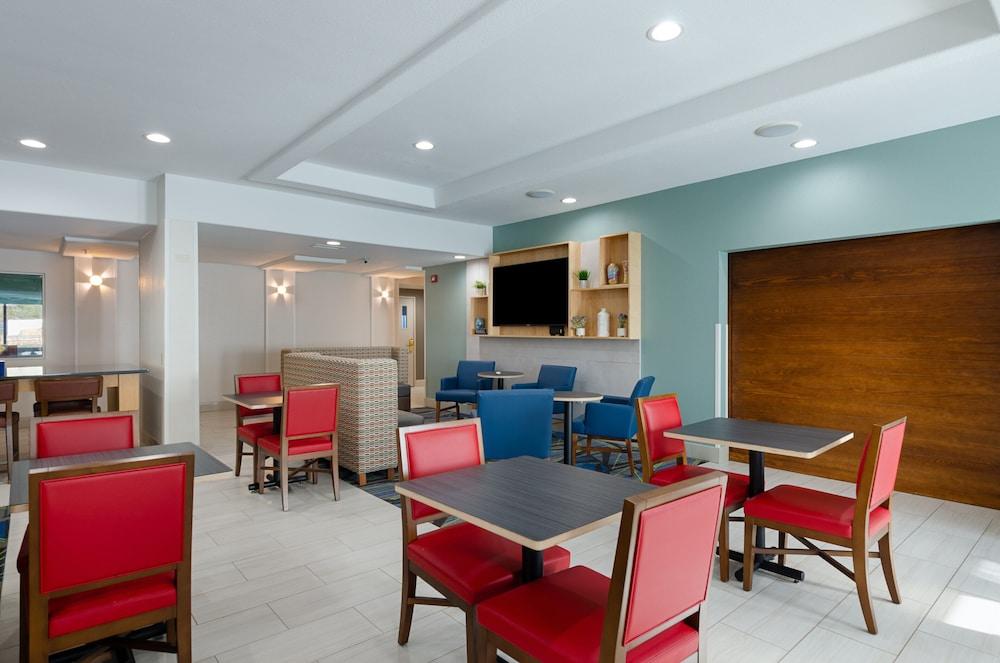 Holiday Inn Express Hotel & Suites Weston by IHG photo 52