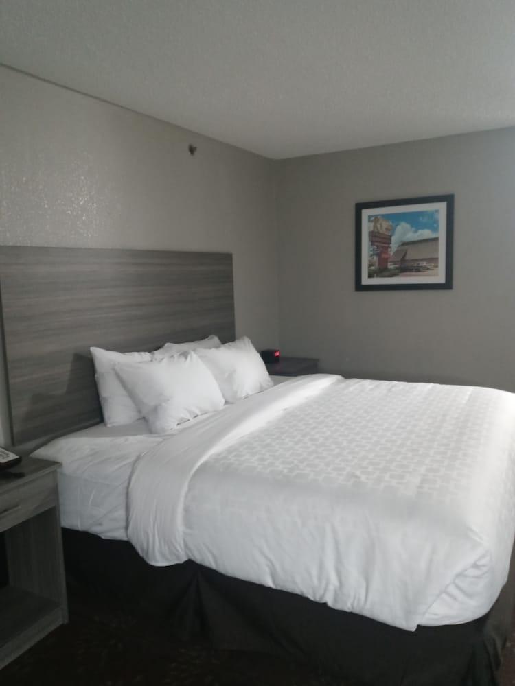 Clarion Pointe Evansville North photo 36