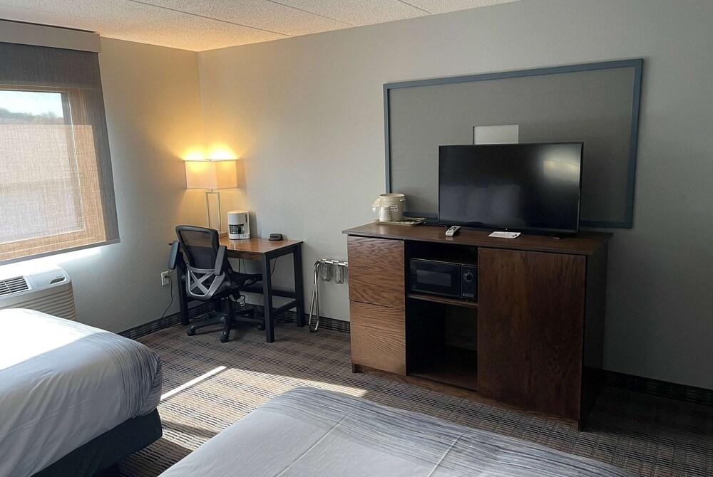 AmericInn by Wyndham Ladysmith photo 9