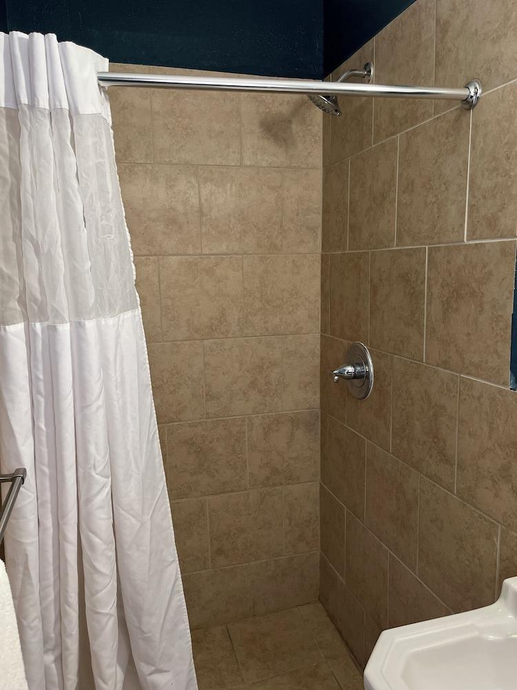 Budget Inn photo 15
