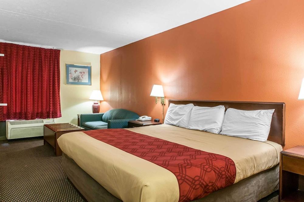 Econo Lodge Seymour photo 9