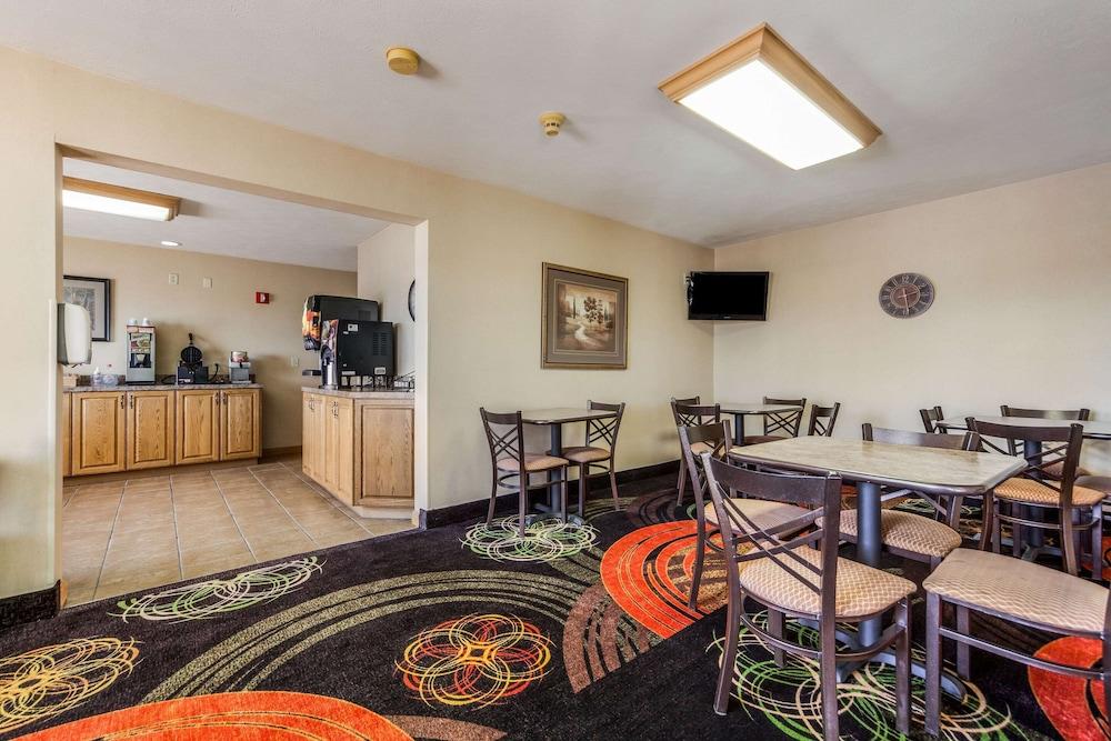 Super 8 by Wyndham Cozad photo 29