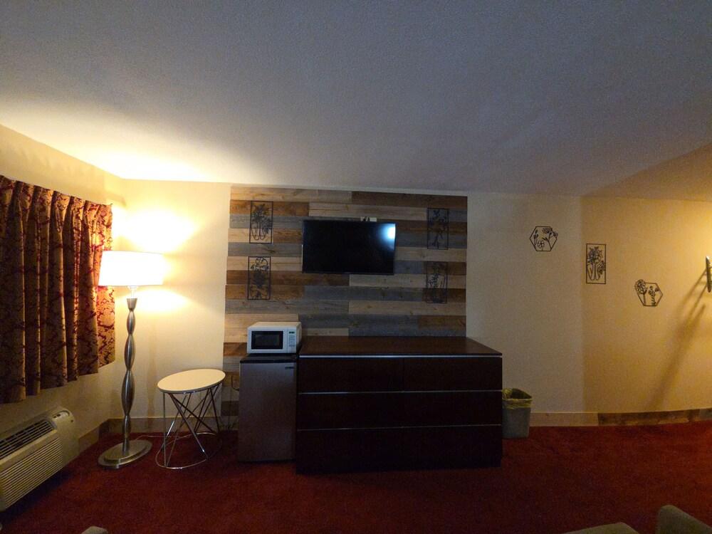Chesaning Inn & Suites photo 51