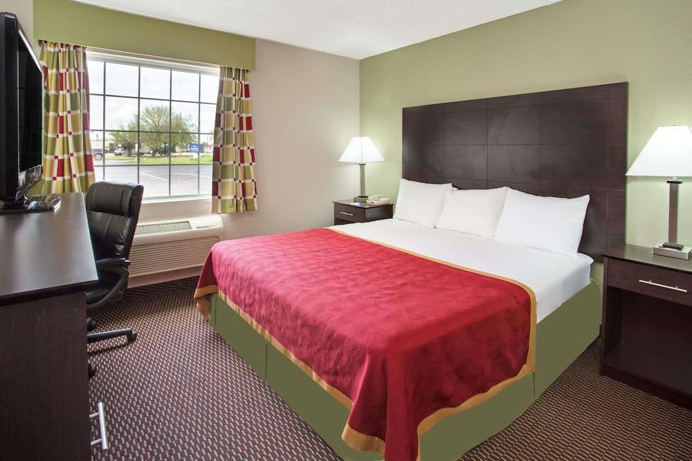 Baymont by Wyndham Beloit photo 10