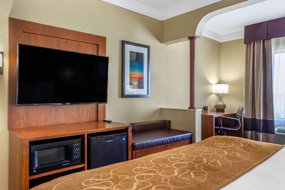 Comfort Suites Plainview photo 8