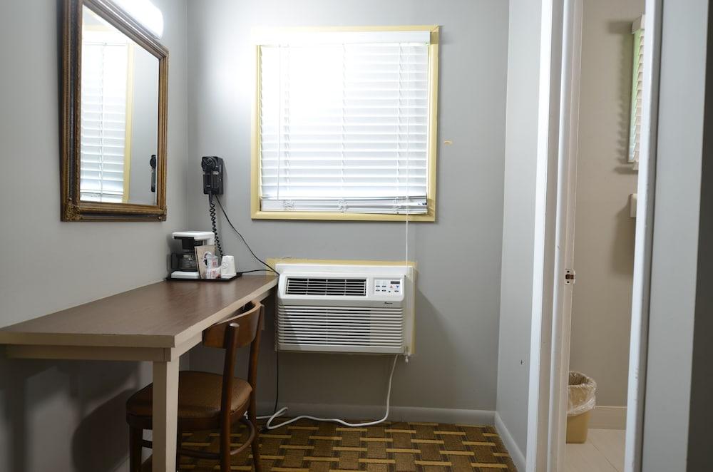 Travelowe's Motel photo 25