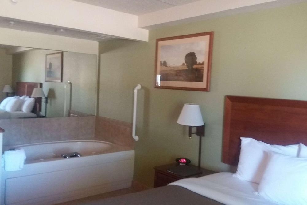 AmericInn by Wyndham Kewanee photo 33