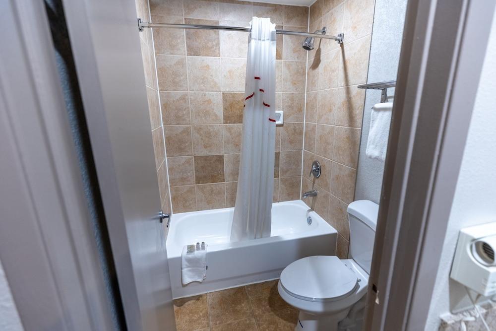 Red Roof Inn & Suites Irving – DFW Airport South photo 36