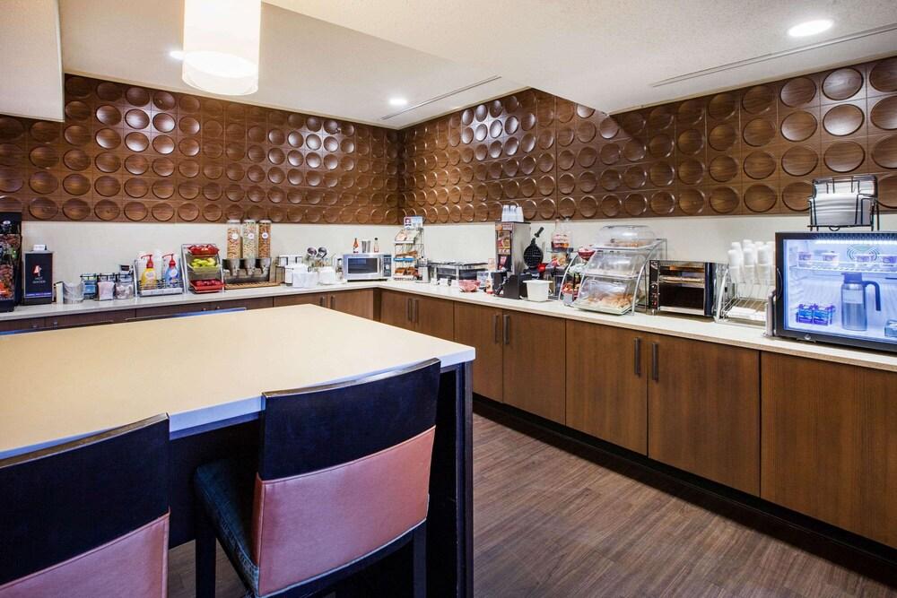 Wingate by Wyndham Roseville/Detroit photo 12