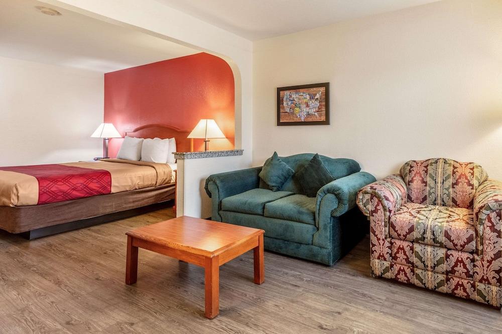 Econo Lodge Inn & Suites Memphis East photo 27