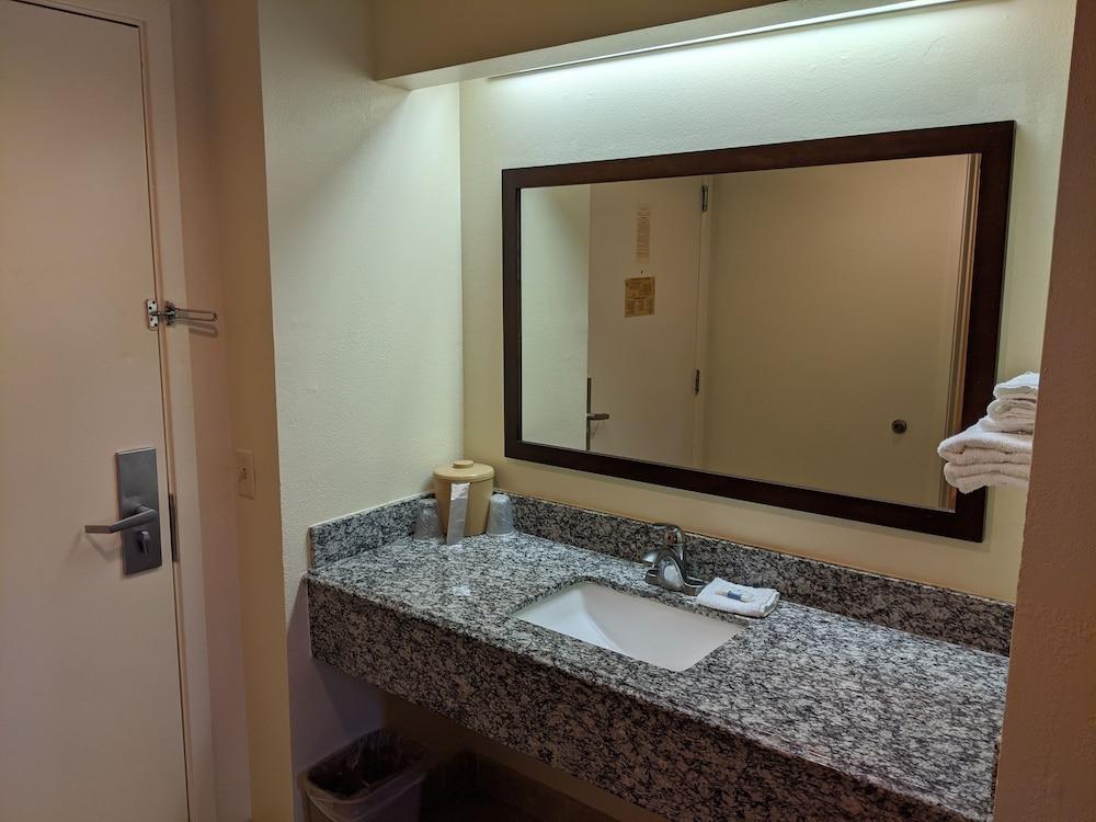 Plano Inn & Suites photo 25
