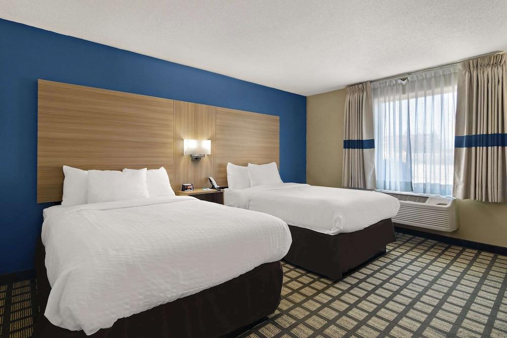 Clarion Pointe Bloomington – Normal near I-55 and University photo 7