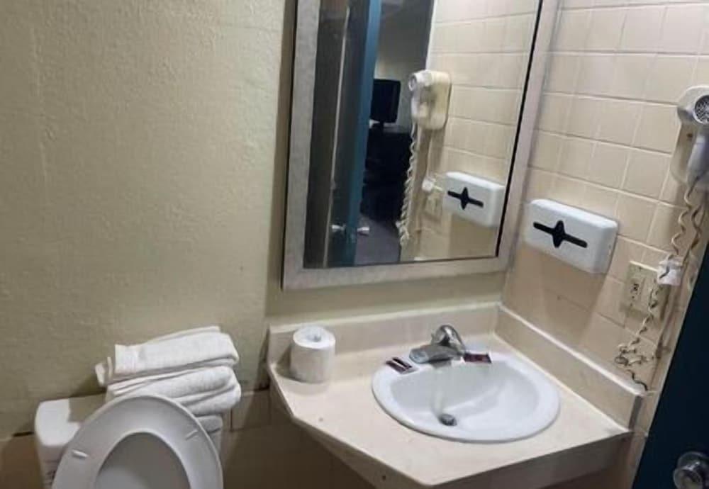 Regency Inn photo 11