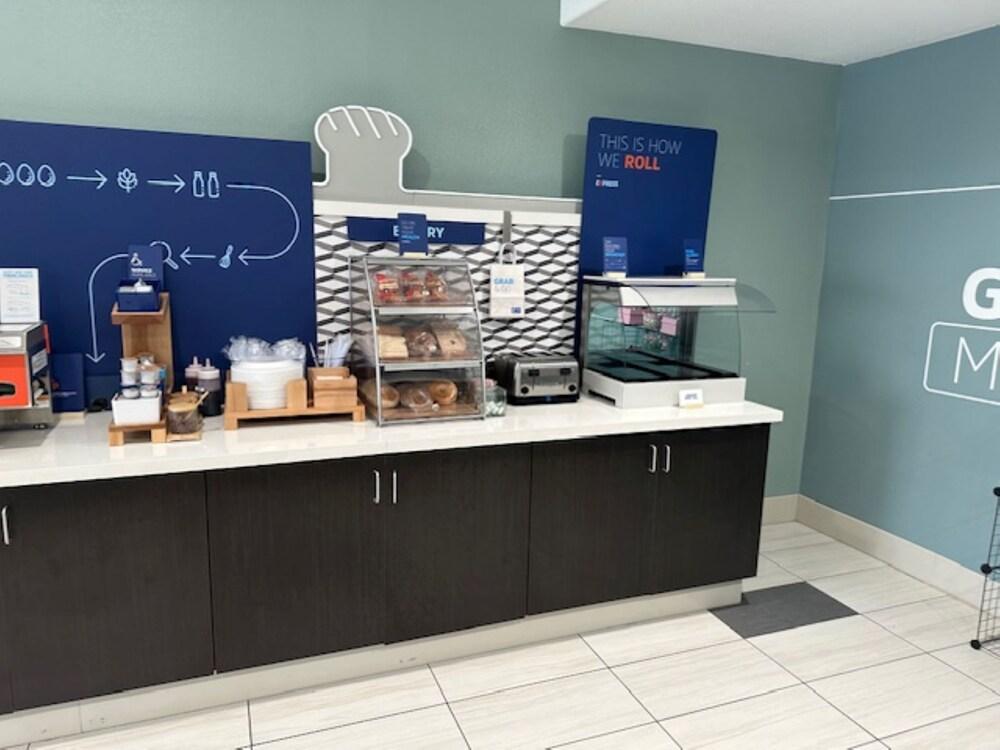 Holiday Inn Express Hotel & Suites Weston by IHG photo 58