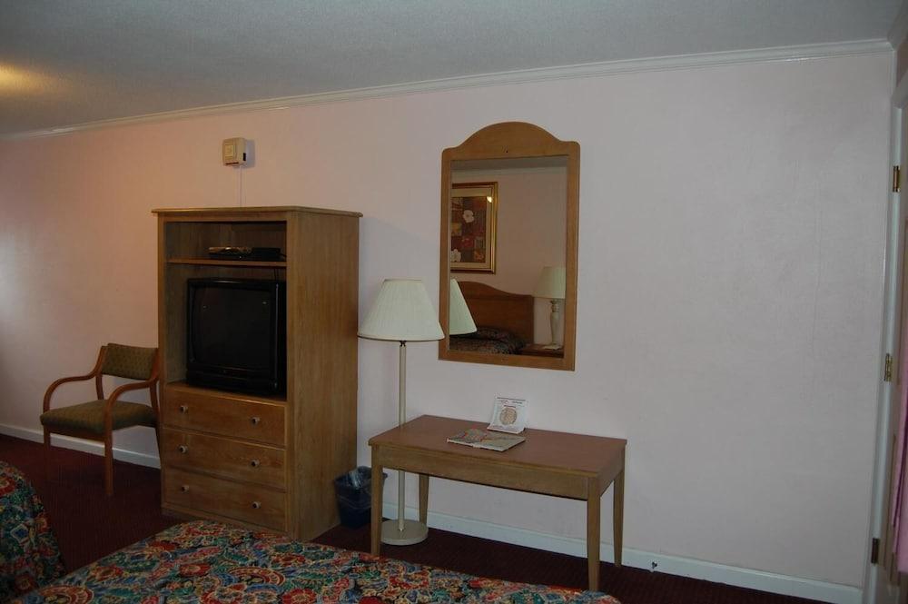 Sea Breeze Inn photo 17