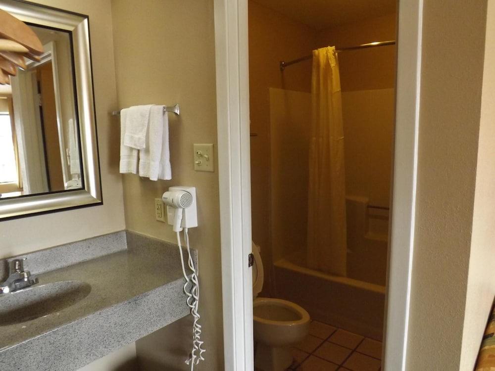 Executive Inn by OYO Kilgore North photo 19