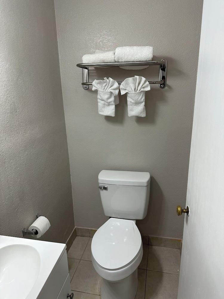 Economy Inn By OYO, Lamesa TX photo 5