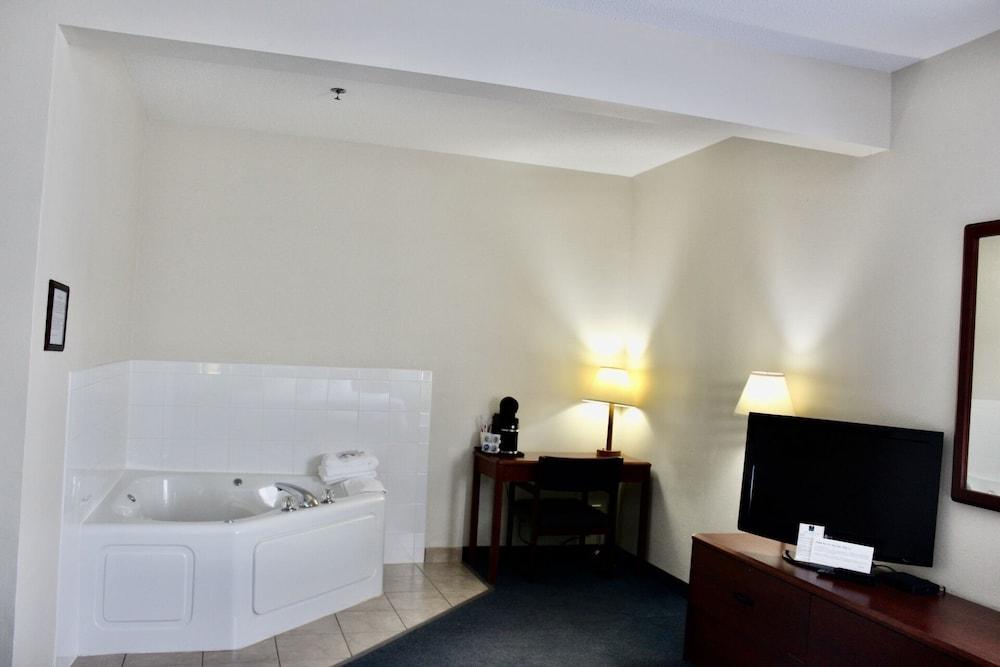 Reston Inn & Suites photo 36